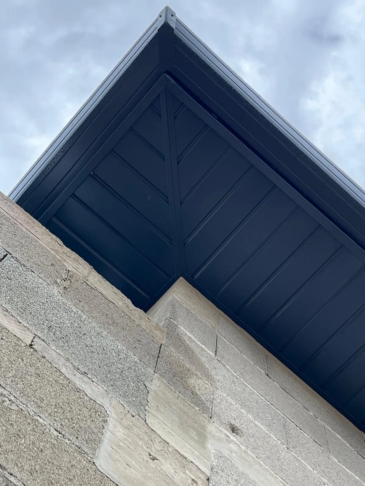 Sous-face aluminium anthracite sur construction neuve, vue angle — Vaucluse